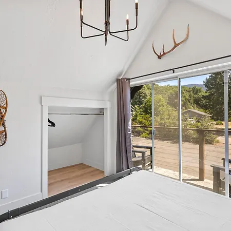 Basecamp Lodge Mount Shasta Room photo