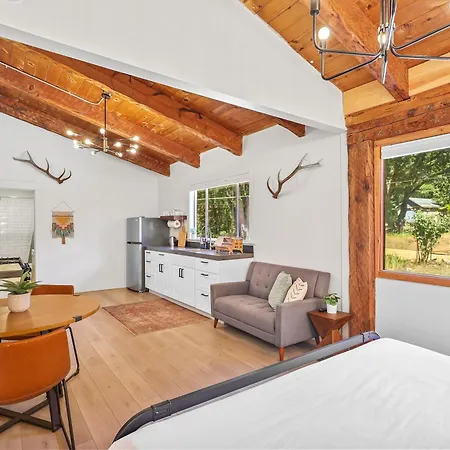 Basecamp Lodge Mount Shasta Room photo