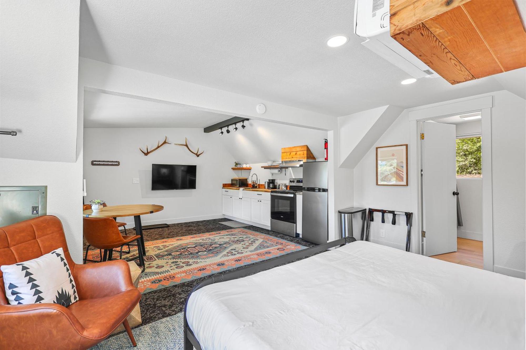 Basecamp Hotel 3*